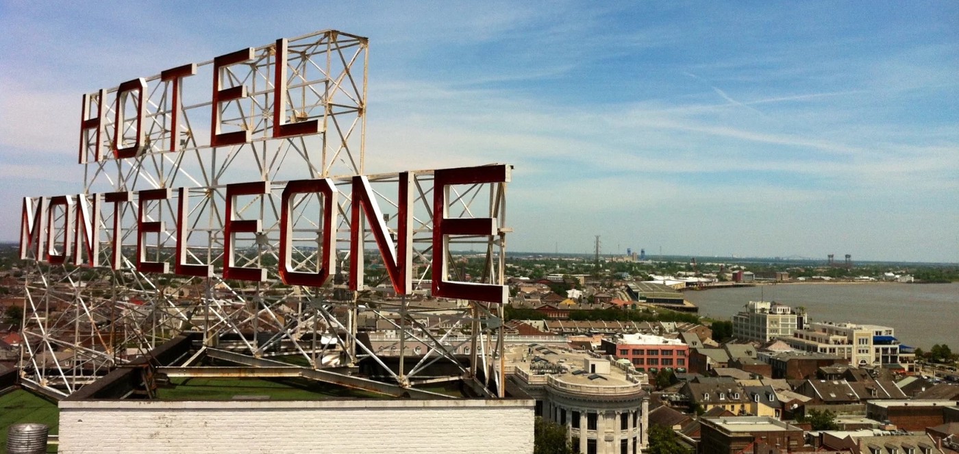 Skiltet på taket til Hotel Monteleone i New Orleans, med byen og Mississippi-elven i bakgrunnen